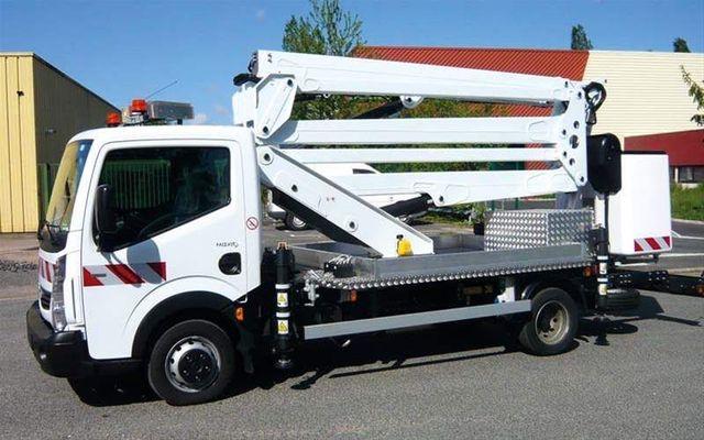 Nacelle élévatrice à bras articulé