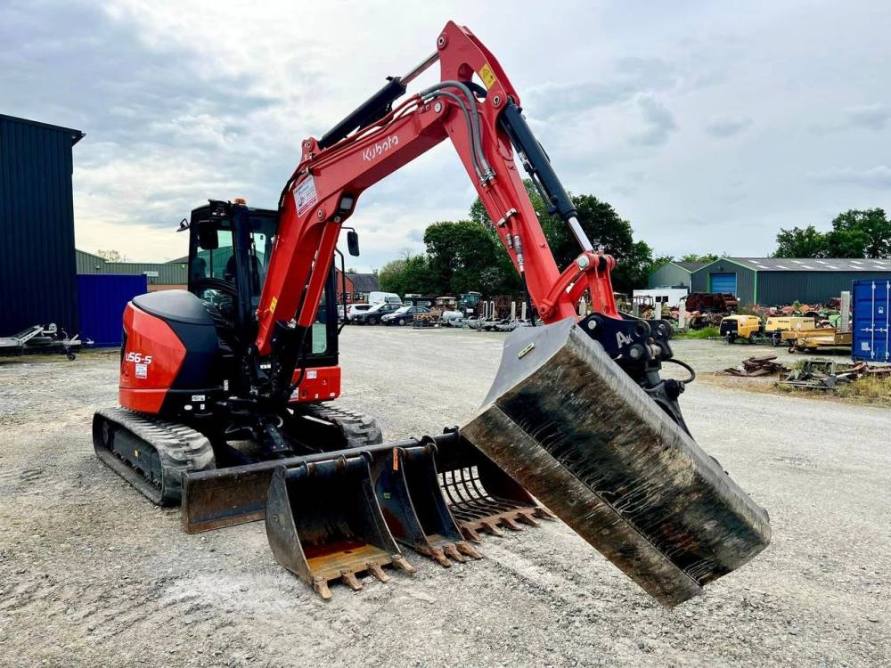 KUBOTA U56-5 avec godet tilt